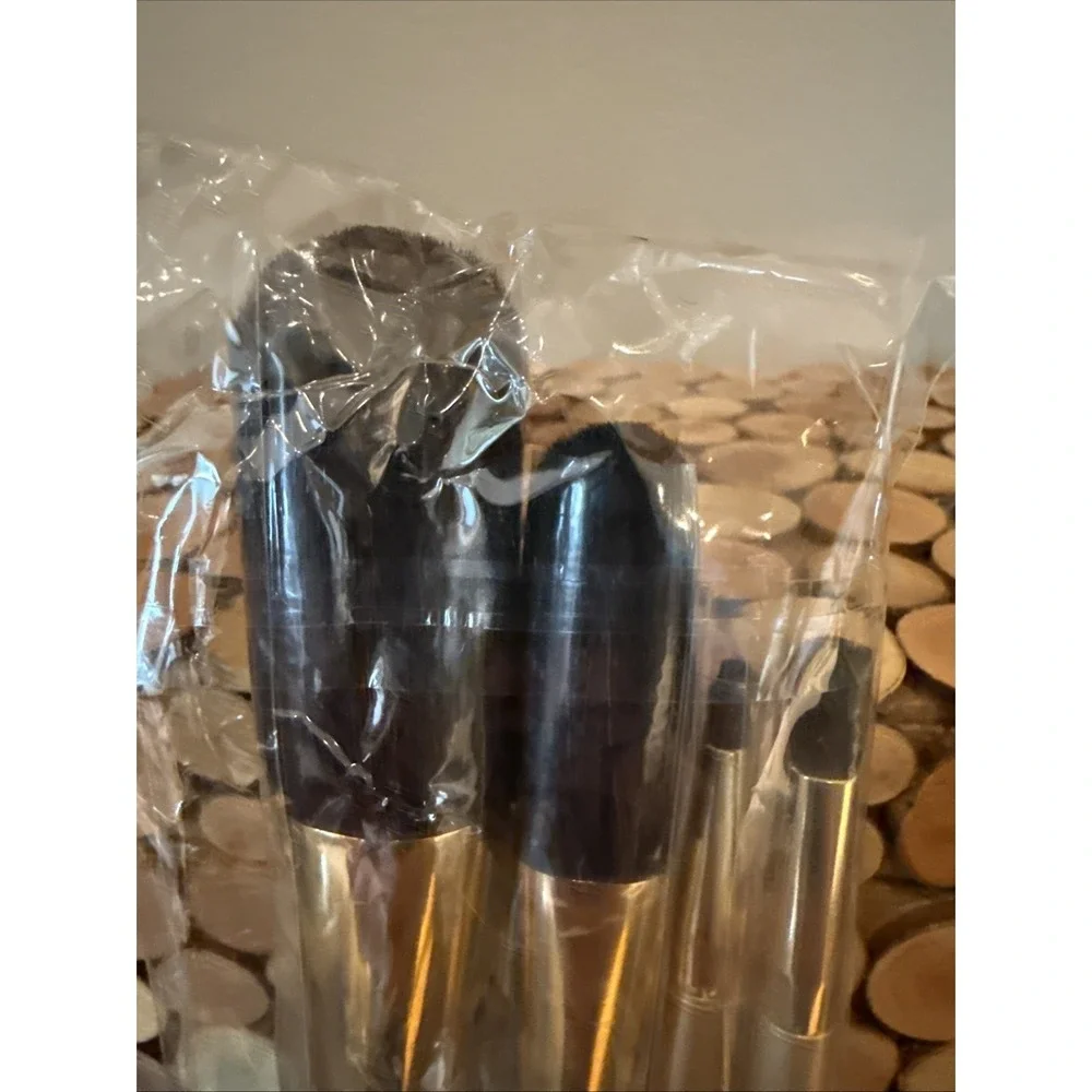 New Estee Lauder 4 PCS Makeup Brush Set For Face/ Eyeshadow/Lips in plastic wrap